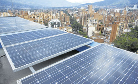 Incentivo de hasta $15,000 para placas solares a familias de clase media